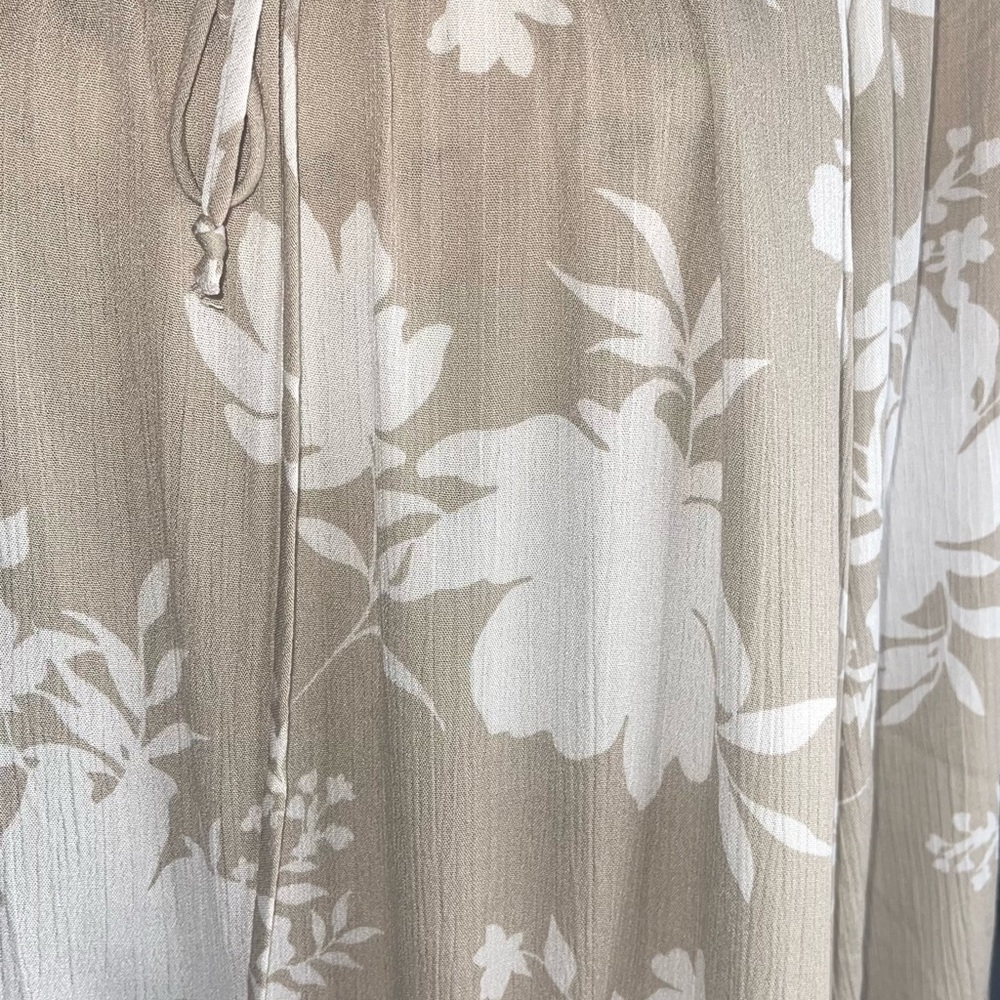 🔥🔥Sale-NEW- Only ONE LEFT - Beautiful off the shoulder Blouse in a light Beige - Picture 15 of 16
